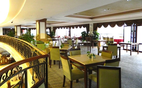 琼海天来泉老年疗养基地餐厅位于主楼二楼，环境整洁干静，楼下便是温泉游泳池。