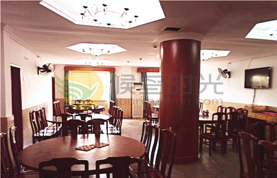 海南万宁兴隆旅游区绿岛阳光老年疗养基地(温泉基地)干静整洁的餐厅服务设施。